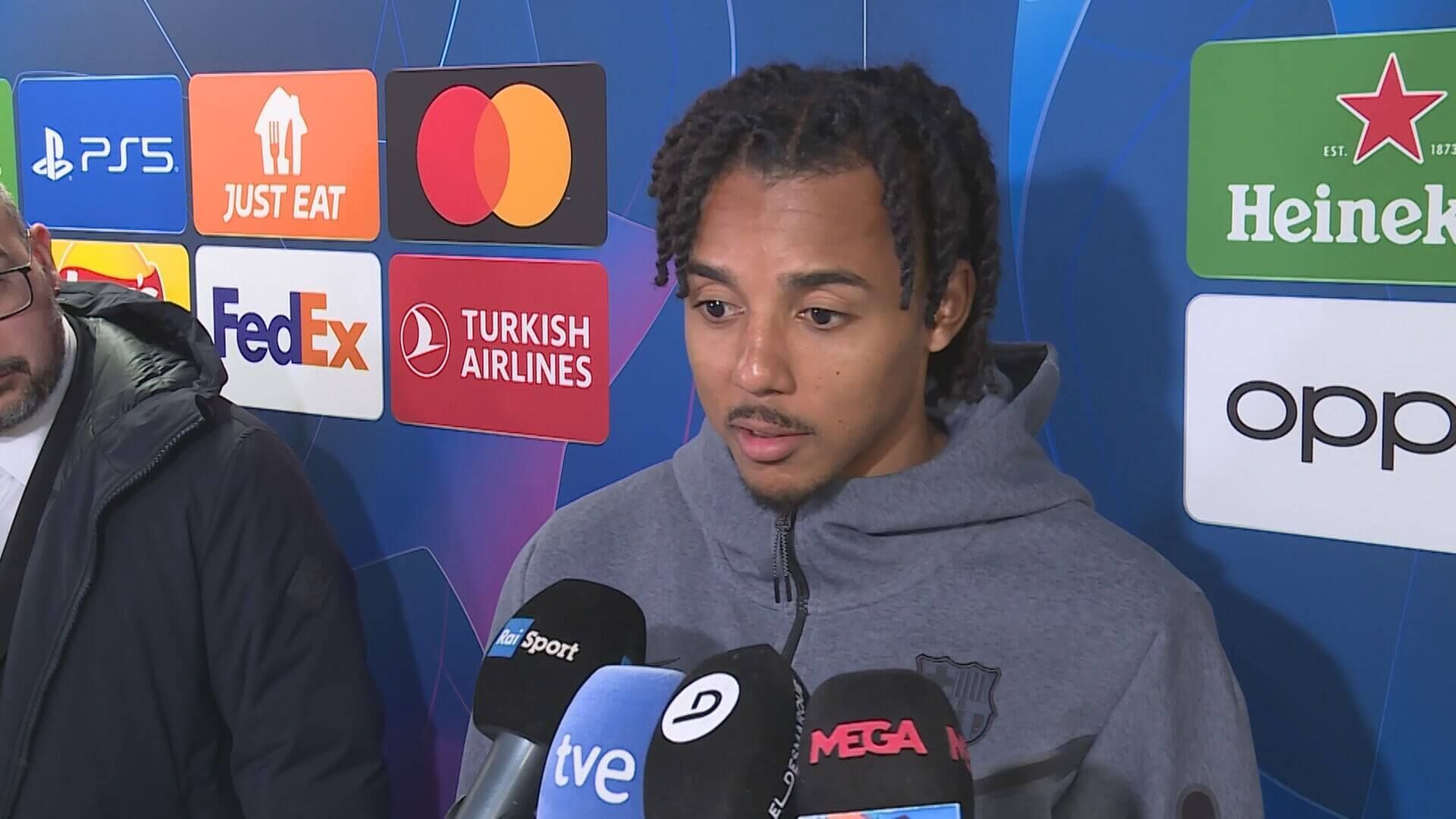 jules_kounde_defiende_a_frenkie_de_jong.jpeg jules_kounde_defiende_a_frenkie_de_jong.jpeg