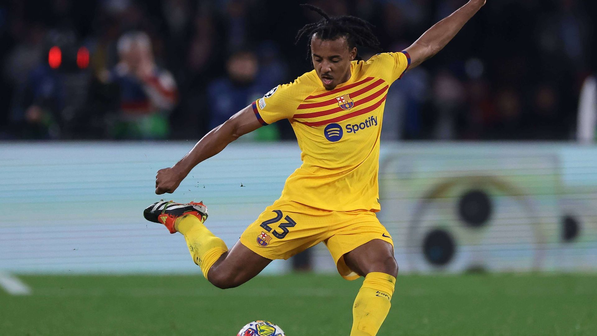 jules_kounde_en_el_napoles_barca_foto_cordon_press_001.jpg jules_kounde_en_el_napoles_barca_foto_cordon_press_001.jpg