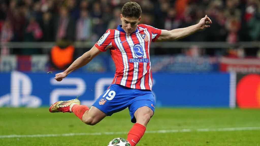 Estrada Fernández señala a la UEFA tras el neverazo al VAR del penalti de Julián Álvarez: "Le da la razón a la opinión pública con un castigo"