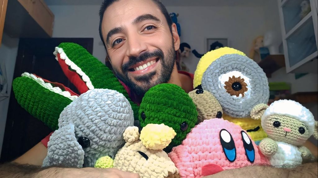 Julio Alberto Heras junto a alguna de sus creaciones de crochet