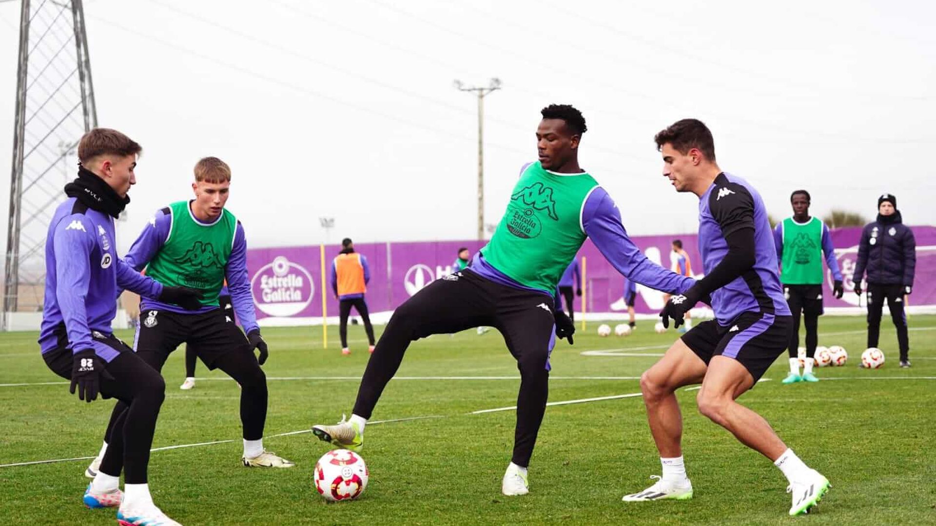 juma_chuki_arnu_y_lucas_rosa_en_un_entrenamiento_del_pucela_foto_real_valladolid_001.jpeg