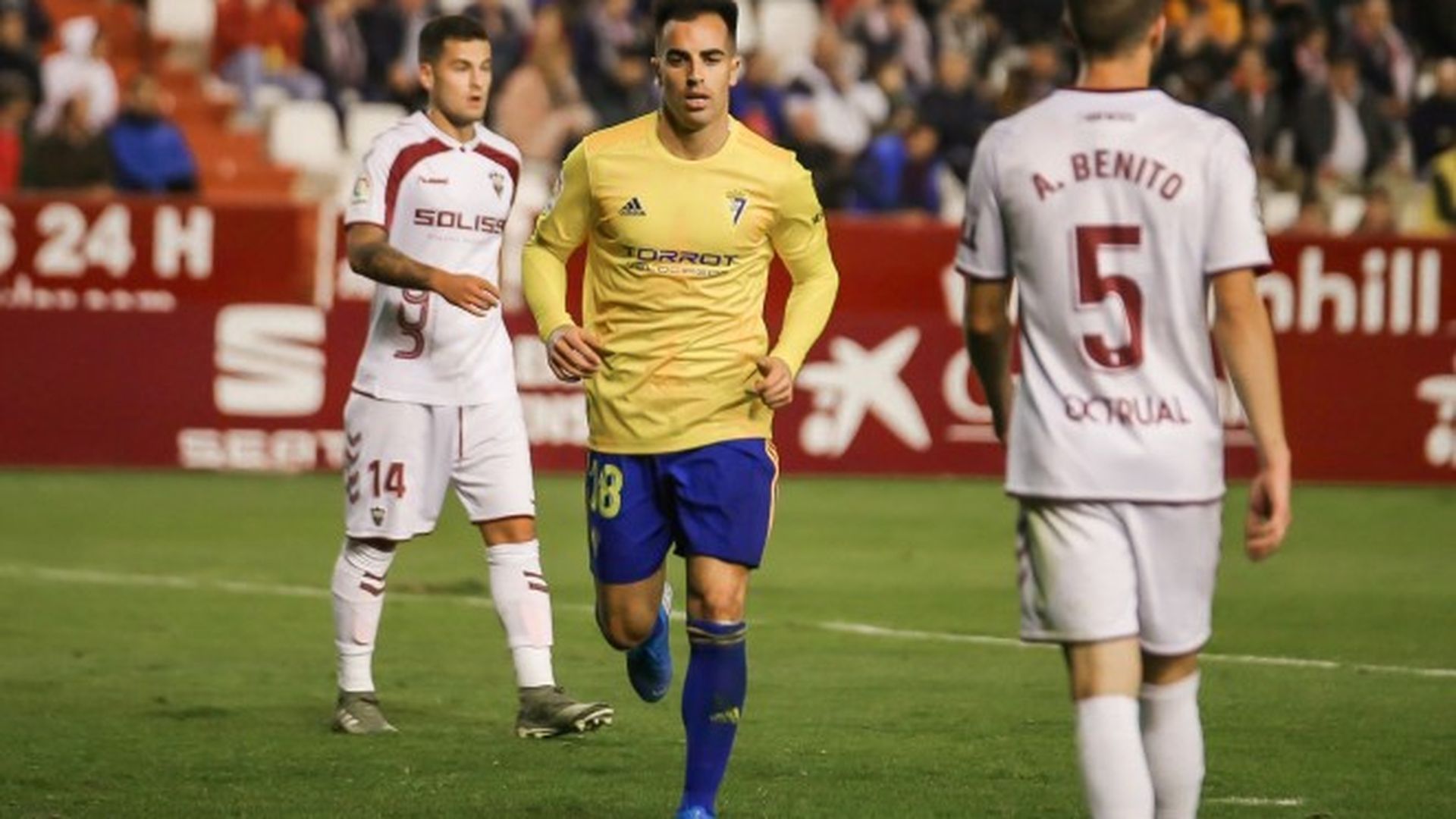 jurado_durante_su_debut_con_el_cadiz_ante_el_albacete_foto_ccf.jpg