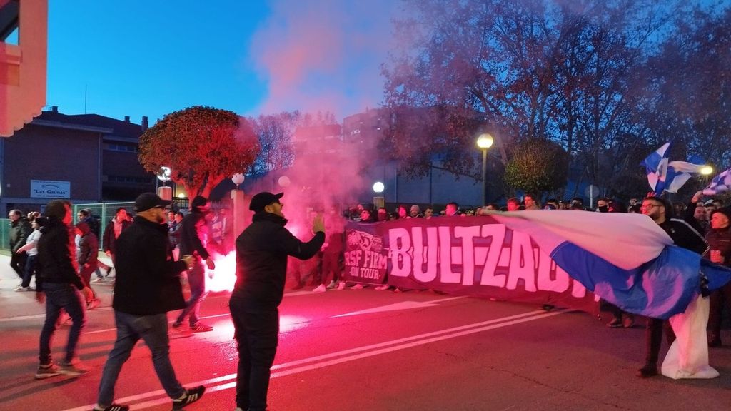 Kalejira de la afición de la Real de camino a Las Gaunas