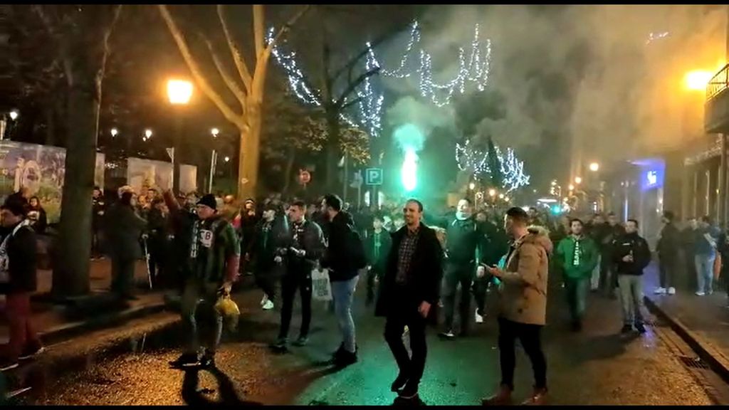 Kalejira de la afición del Sestao River por la Alameda Las Llanas