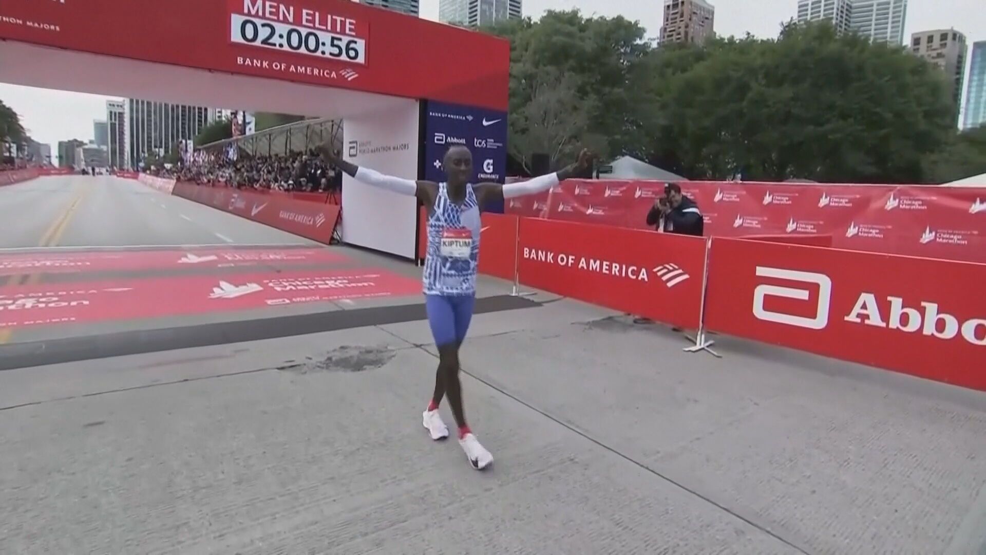 kelvin_kiptum_tras_pasar_la_linea_de_meta_en_chicago.jpeg kelvin_kiptum_tras_pasar_la_linea_de_meta_en_chicago.jpeg