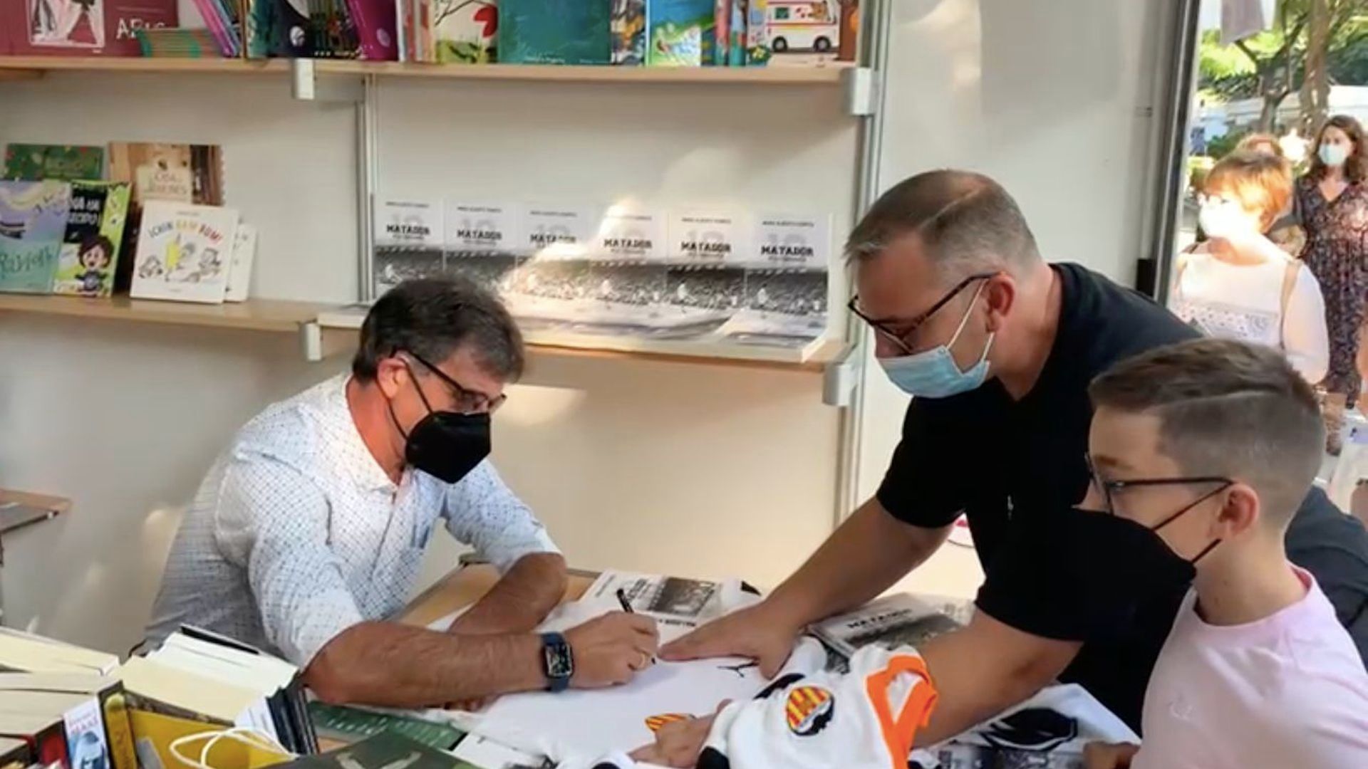 kempes_atiende_a_dos_aficionados_del_valencia_001.png kempes_atiende_a_dos_aficionados_del_valencia_001.png
