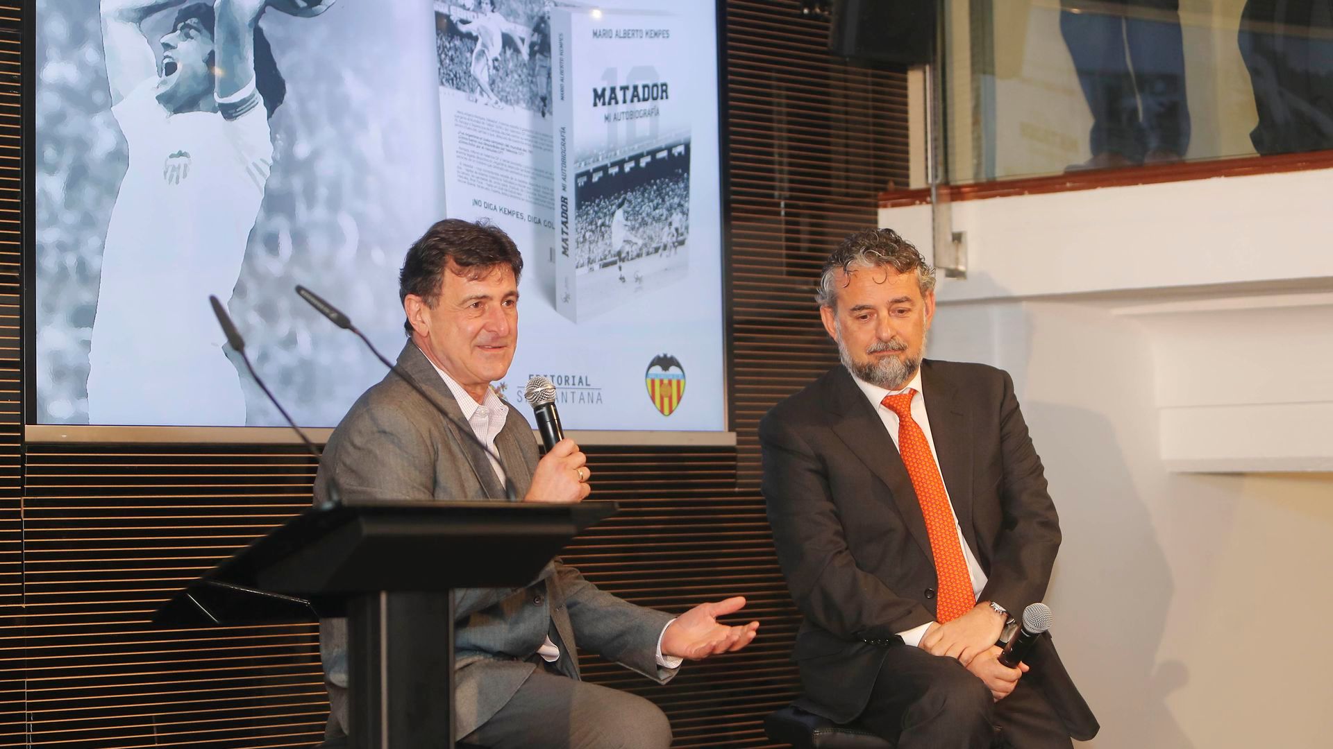 kempes_presenta_su_autobiografia_en_mestalla_foto_david_gonzalez_004.jpg