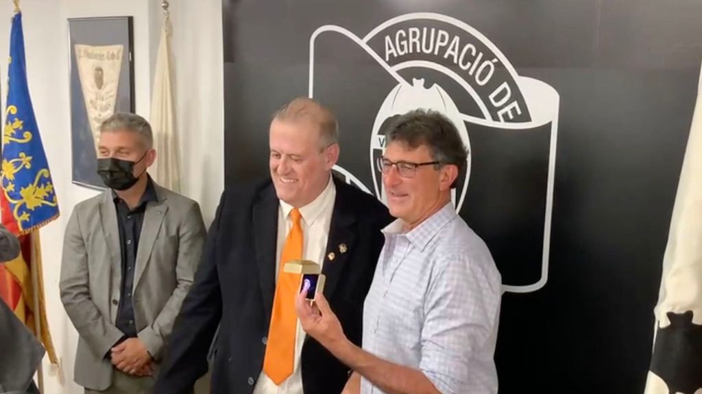Kempes se da un baño de masas en la inauguración del local de la Agrupación de Peñas