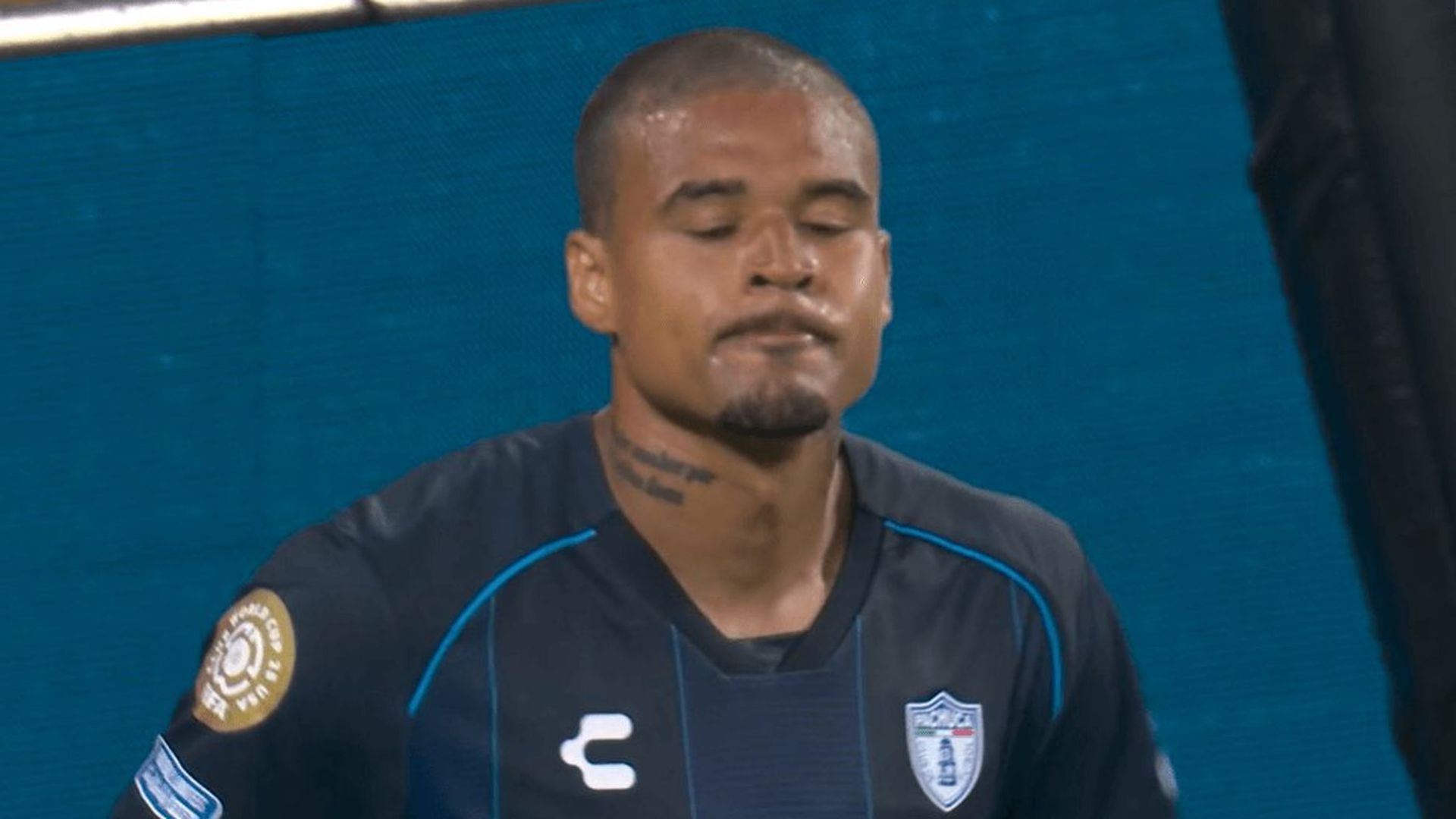 kenedy_se_lamenta_tras_fallar_una_ocasion_con_pachuca.png