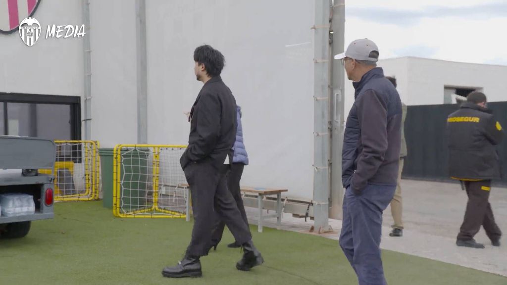 Kiat Lim visita a los jugadores del Valencia CF en el entrenamiento