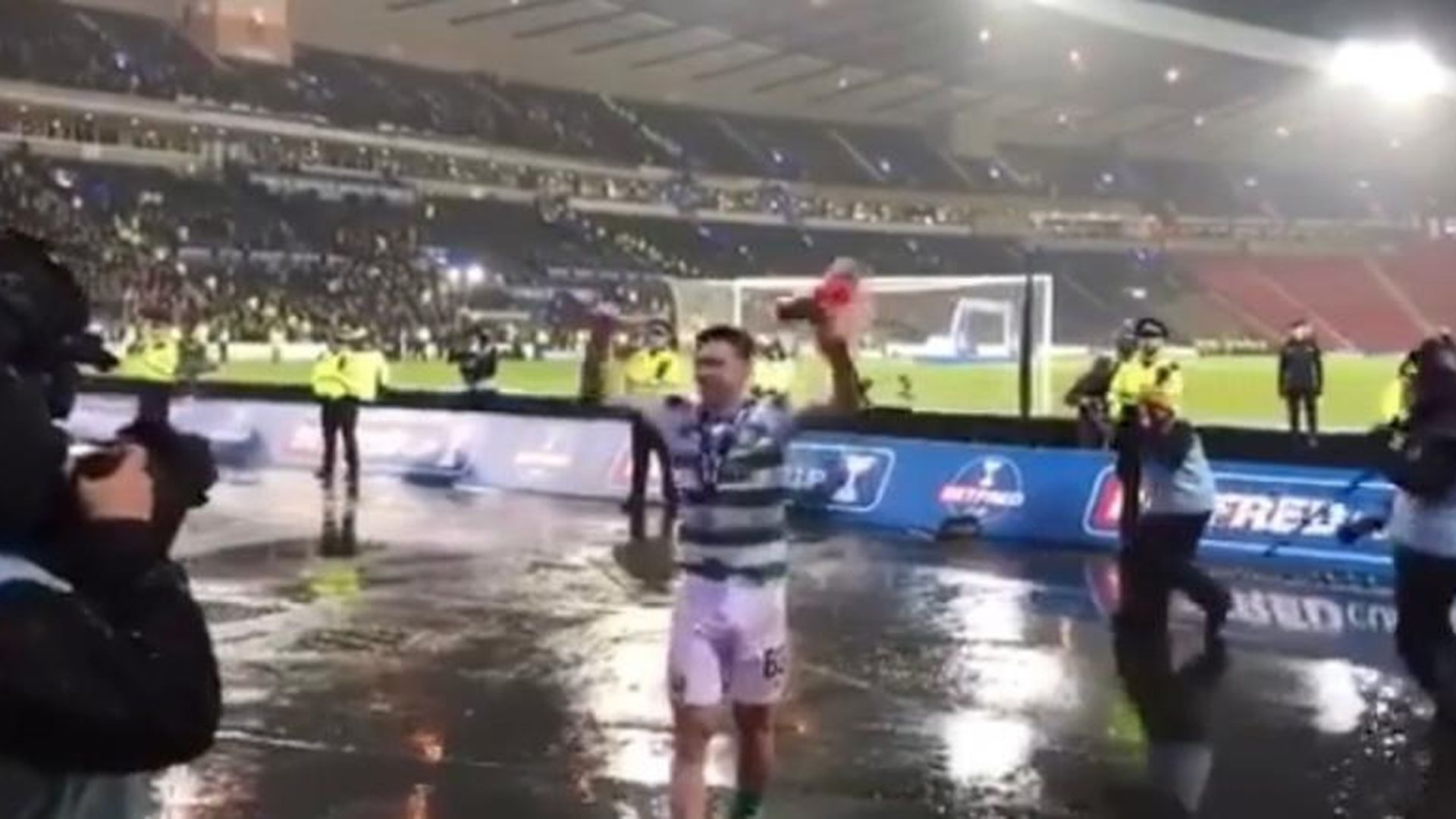 kieran_tierney_con_los_ultras_del_celtic_de_glasgow.jpeg kieran_tierney_con_los_ultras_del_celtic_de_glasgow.jpeg