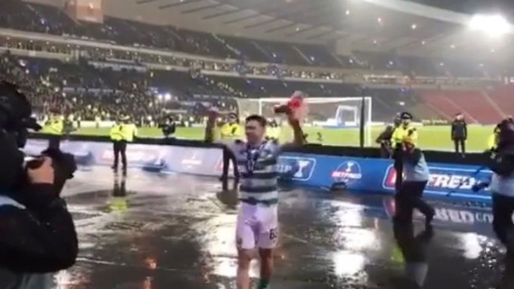 Kieran Tierney con los ultras del Celtic de Glasgow