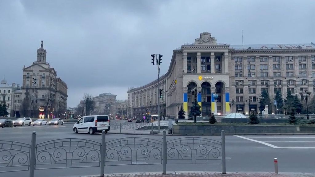 Momento en el que las sirenas han empezado a sonar en Kiev, la capital de Ucrania, tras el inicio de la ofensiva de Rusia