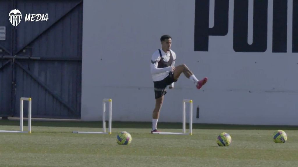 Cara y cruz en el entrenamiento del Valencia: Kluivert vuelve al grupo; Thierry, no