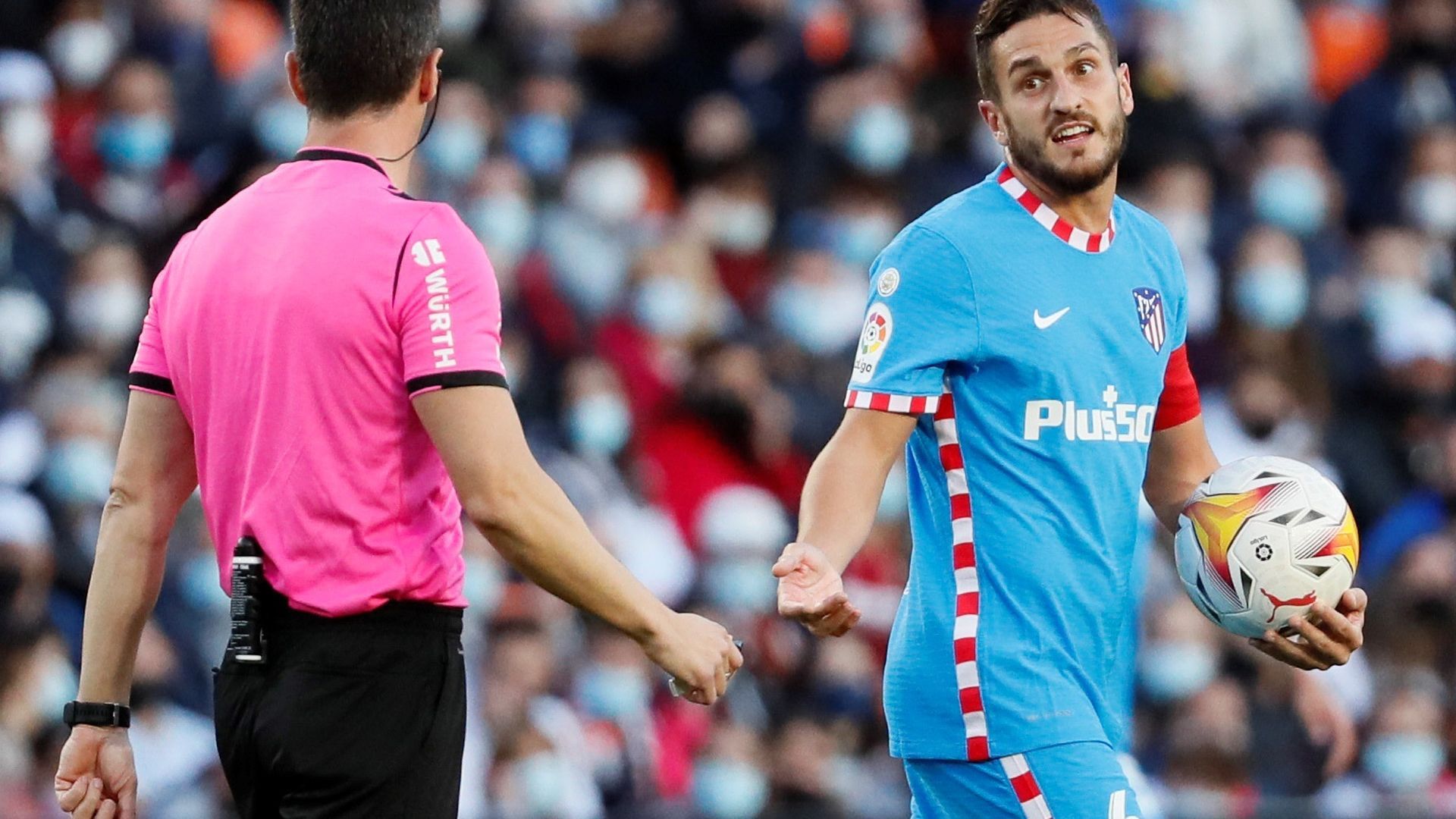 koke_protesta_ante_el_arbitro_foto_efe_001.jpg