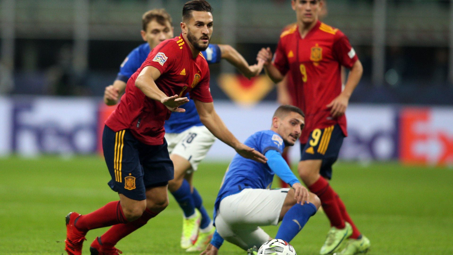 koke_y_verratti_contemplan_un_balon_durante_el_italia_espana_de_la_nations_league_foto.jpg