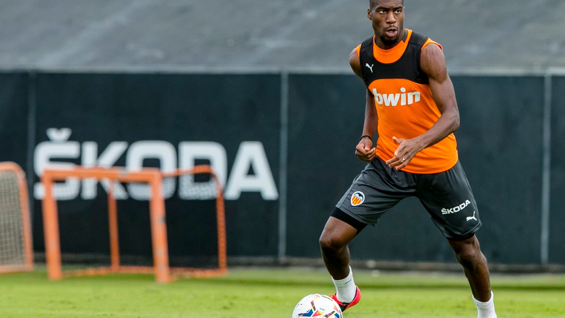 kondogbia_foto_valencia_cf_001.jpg