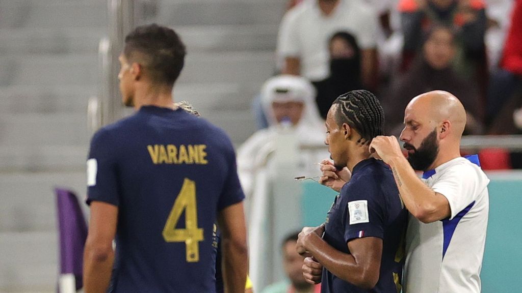 (MEDIASET) Kounde la lía en el Francia - Polonia: salta al césped con dos cadenas de oro y nadie se da cuenta hasta el 41'