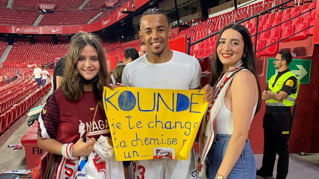(MEDIASET) Koundé cumple su promesa con una aficionada sevillista