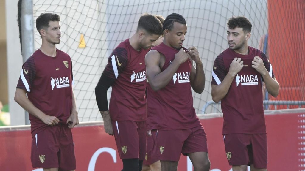 Entrenamiento con las novedades de Koundé, Dmitrovic, Óliver Torres y los internacionales marroquíes