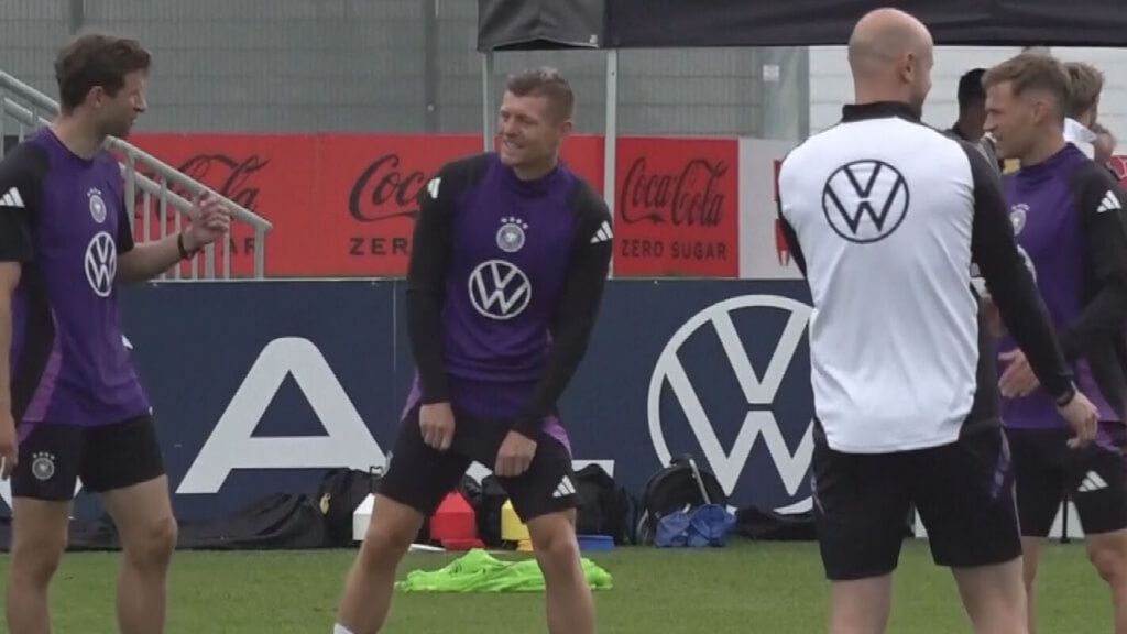 Los vaciles de Kimmich y Müller con Toni Kroos en su primer entrenamiento de la Selección Alemana