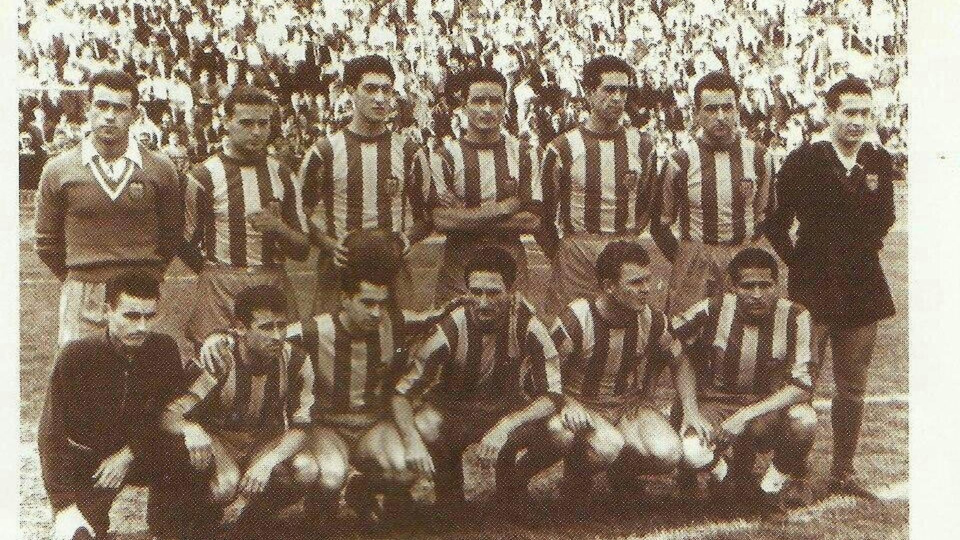 kubala_con_la_senyera_del_valencia_cf_en_1956_001.jpg