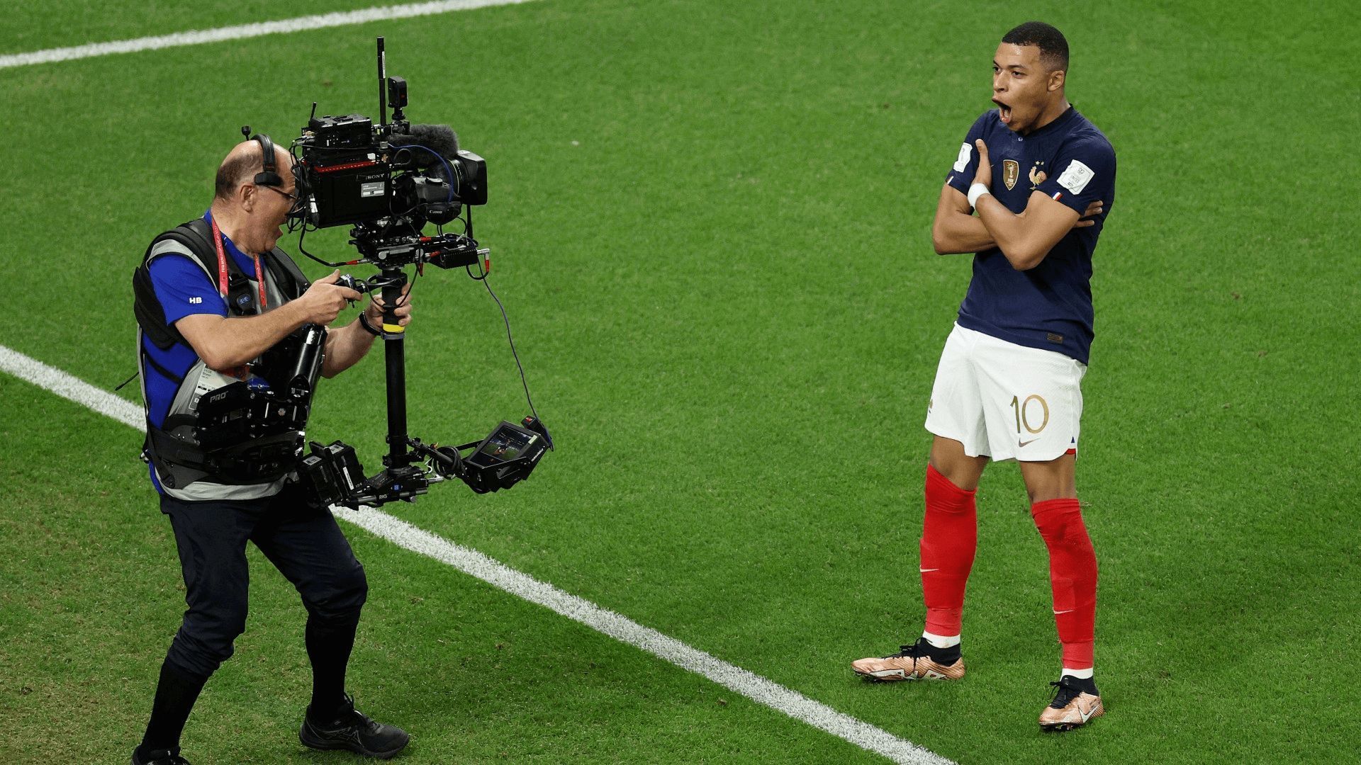 kylian_mbappe_celebra_un_gol_en_el_mundial_ante_una_camara_de_television_foto_efe.png
