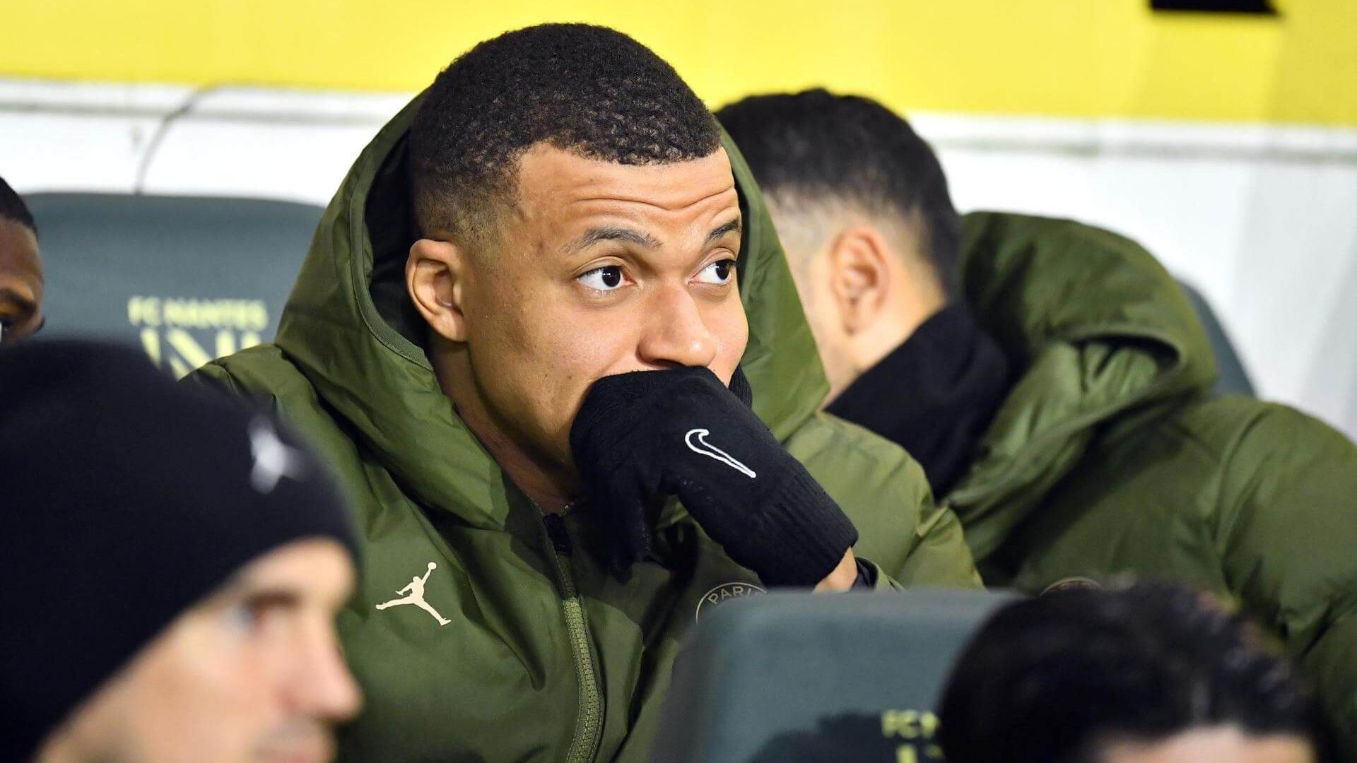 kylian_mbappe_en_el_banquillo_del_psg_tras_anunciar_su_salida_foto_efe_001.jpg kylian_mbappe_en_el_banquillo_del_psg_tras_anunciar_su_salida_foto_efe_001.jpg