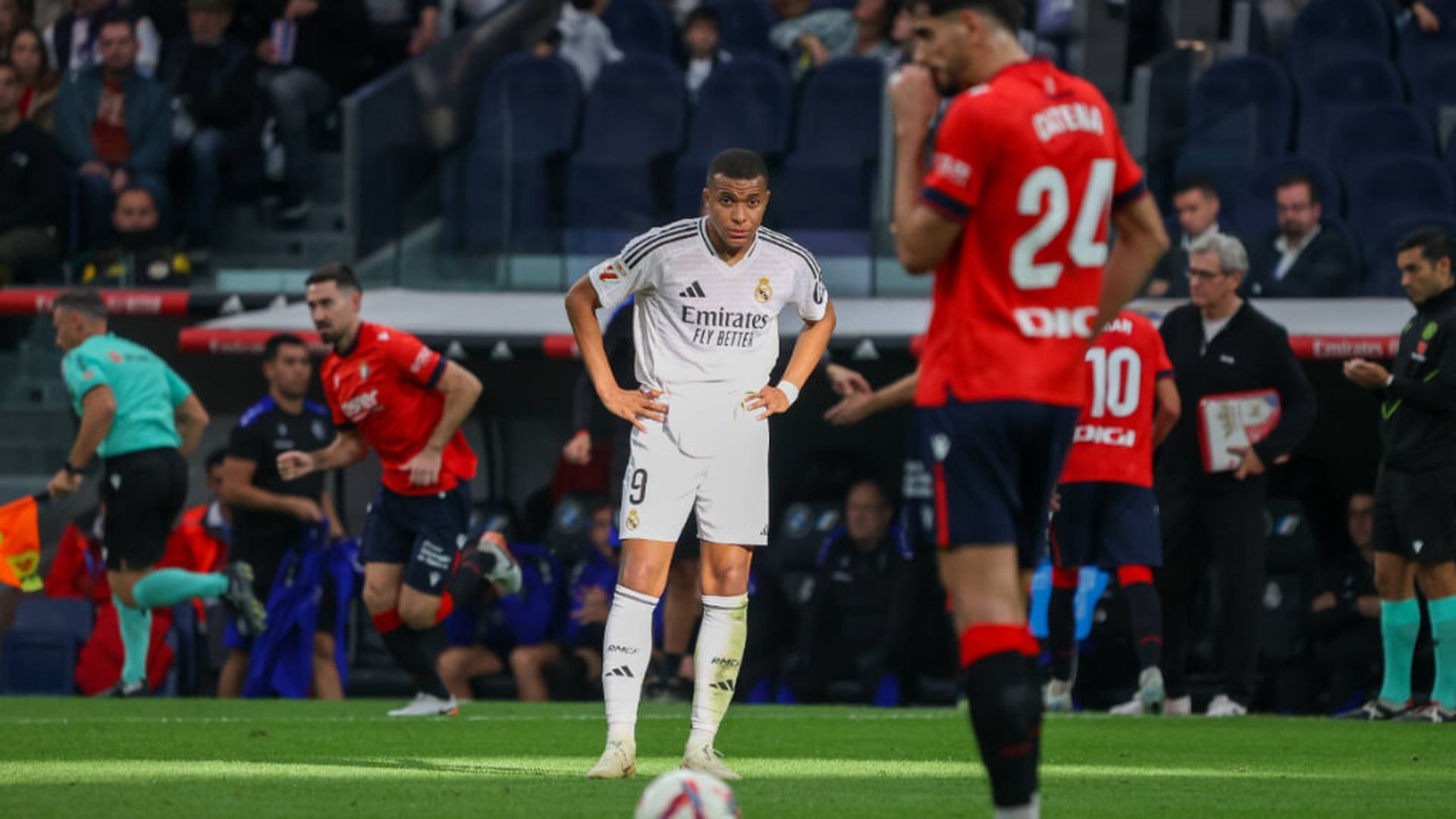 kylian_mbappe_en_el_partido_ante_osasuna_de_la_2425_foto_cordon_press.jpg