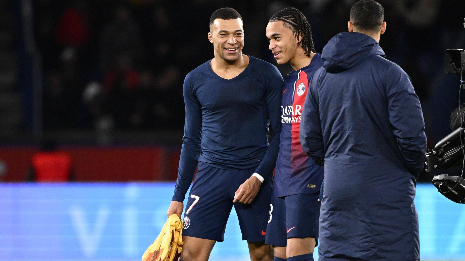 kylian_mbappe_junto_con_su_hermano_ethan_despues_de_un_partido_con_el_psg_foto_cordon__001.jpg