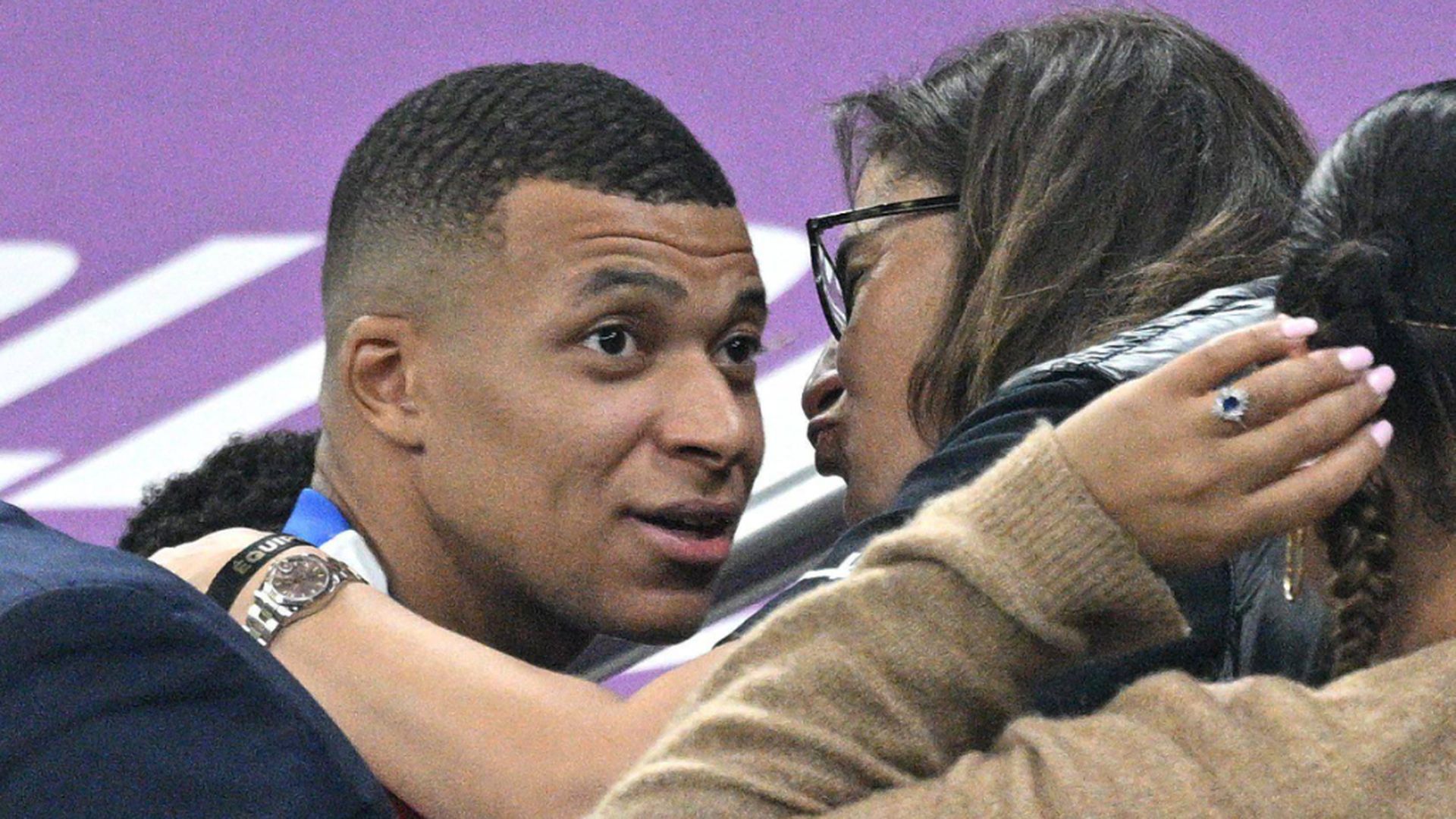 kylian_mbappe_saluda_a_su_madre_fayza_lamari_cordon_press_001.jpg