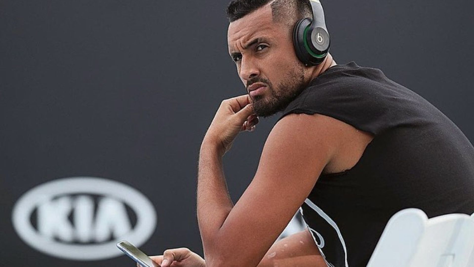 kyrgios_posa_sentadojpg.jpg