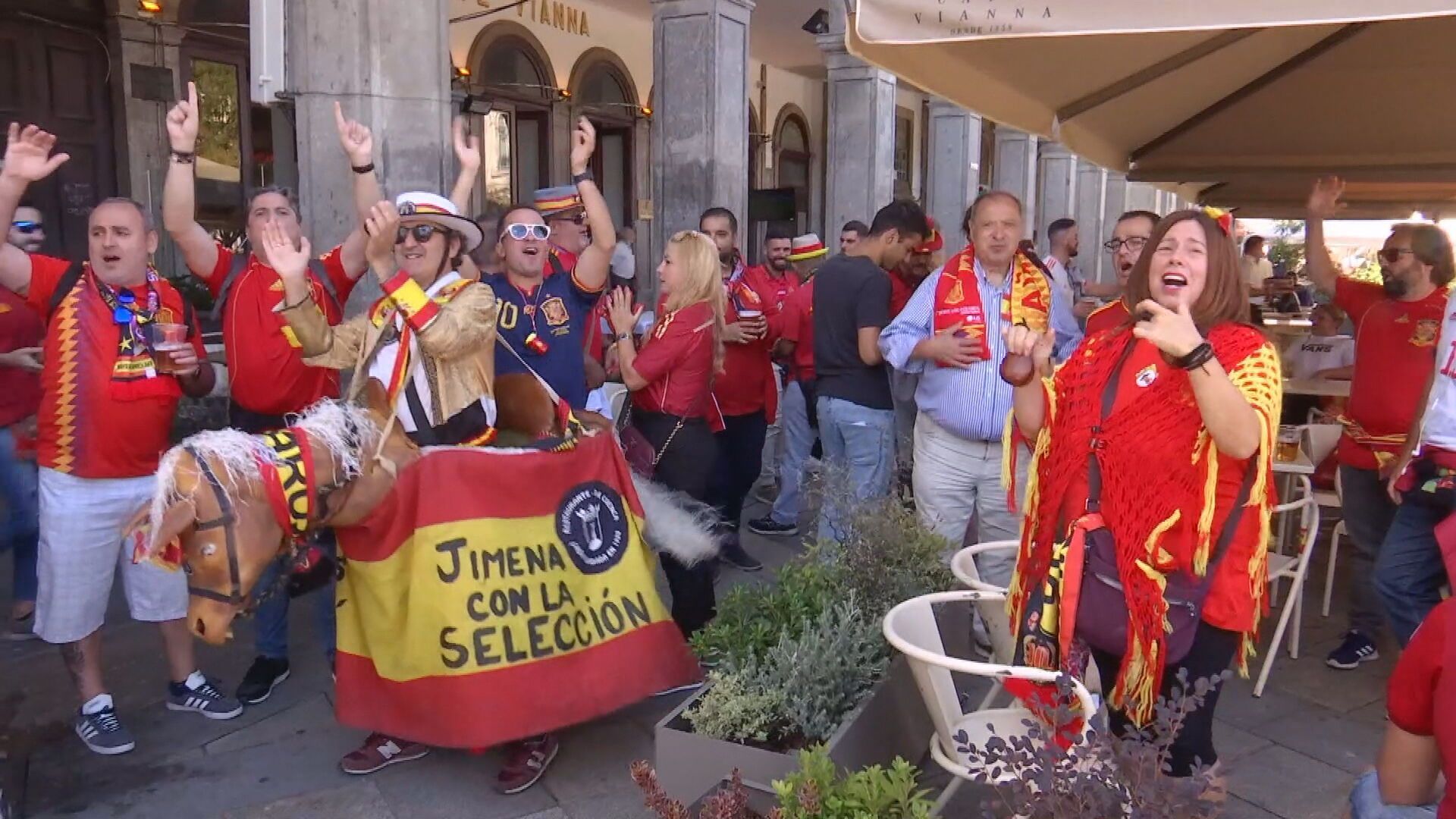 la_aficion_de_espana_entona_el_cantico_antes_de_medirse_a_portugal____de_esta_ciudad_m_001.jpeg