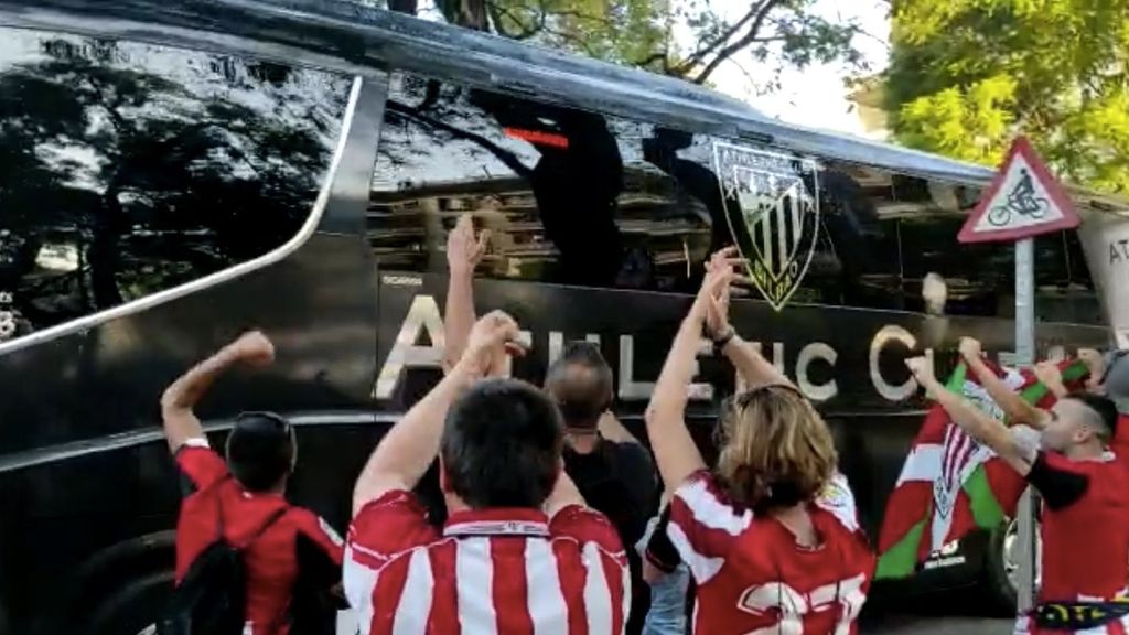 El recibimiento de la afición del Athletic al autobús del equipo en el Sánchez Pizjuán