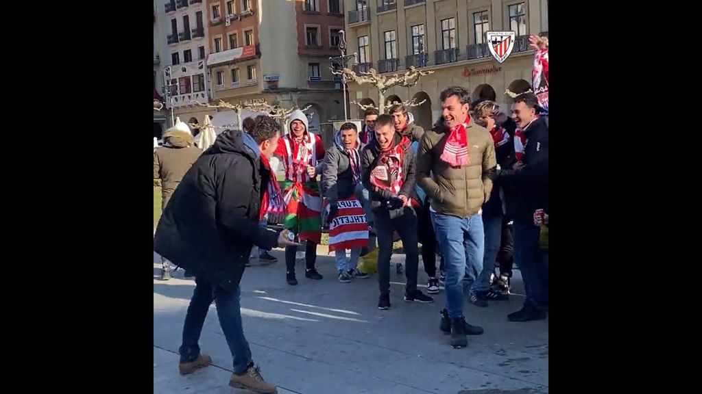 La afición del Athletic tiñe Pamplona de rojiblanco