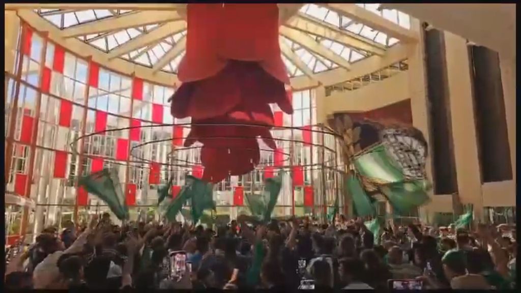 La afición del Betis, dentro del hotel de concentración.