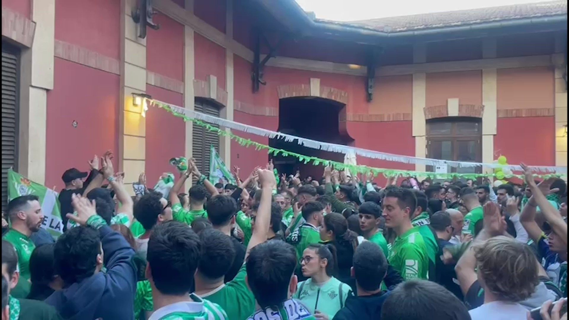 la_aficion_del_betis_en_la_previa_del_partido_en_mallorca.jpg