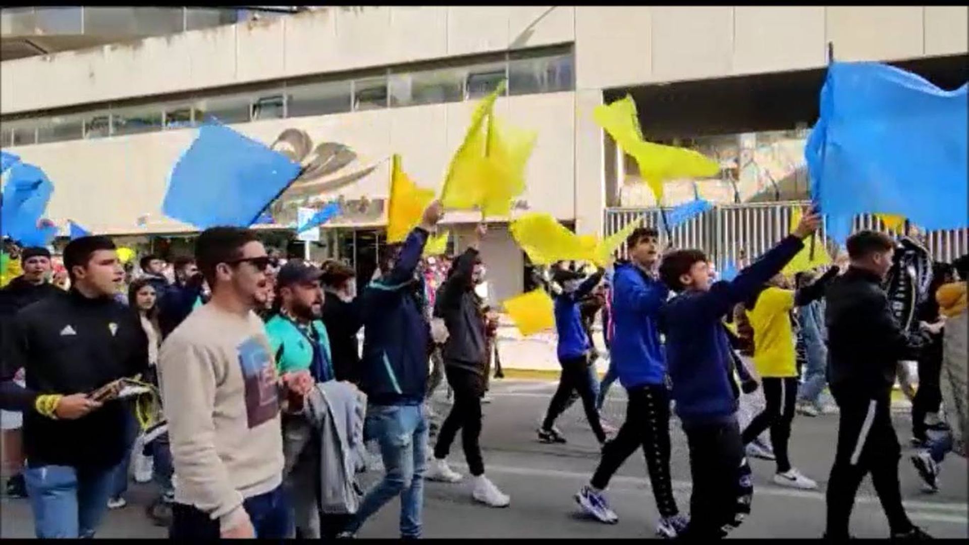 la_aficion_del_cadiz_anima_antes_del_partido_ante_el_athleticla_aficion_del_cadiz_anim_001.jpg la_aficion_del_cadiz_anima_antes_del_partido_ante_el_athleticla_aficion_del_cadiz_anim_001.jpg