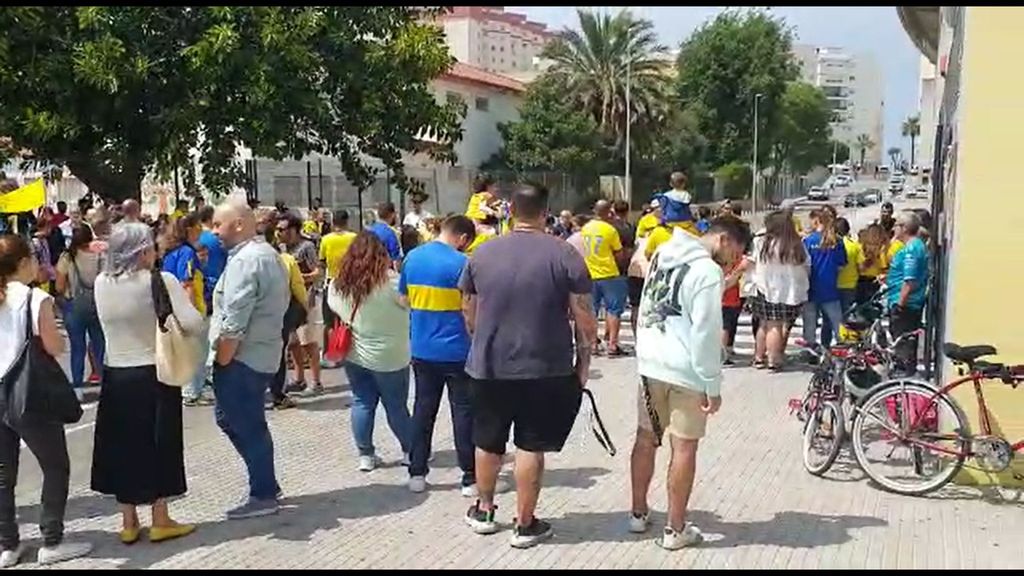 La afición del Cádiz ha animado a los jugadores al término del entrenamiento en el estadio