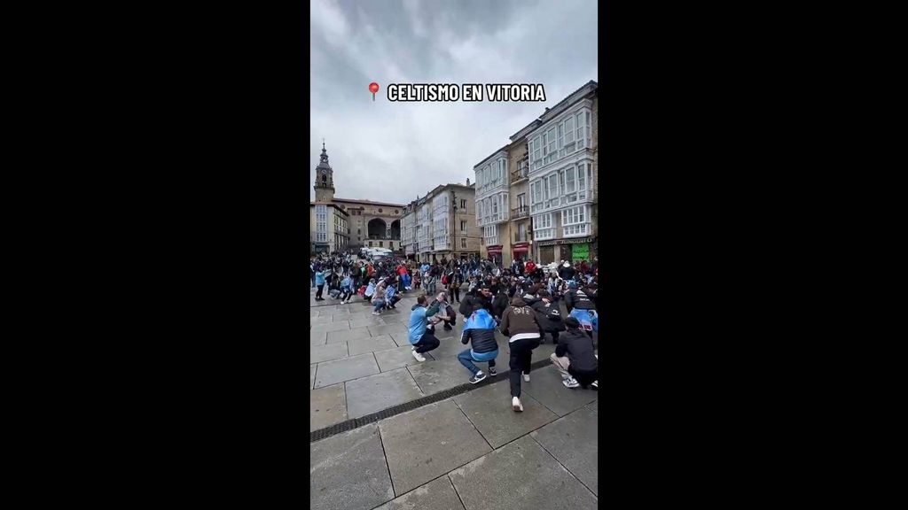 La afición del Celta anima en Vitoria