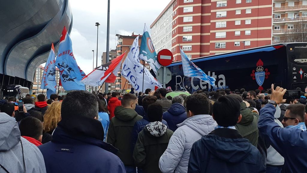 Celta-Éibar: Recibimiento de la afición al equipo en los aledaños del partido