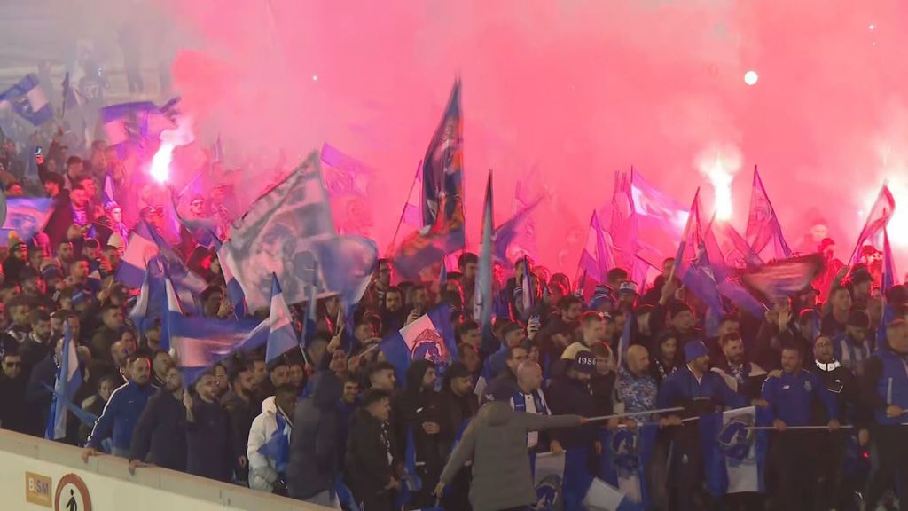 La afición del Oporto, como si de una final se tratase: bengalas, cánticos e insultos a Messi