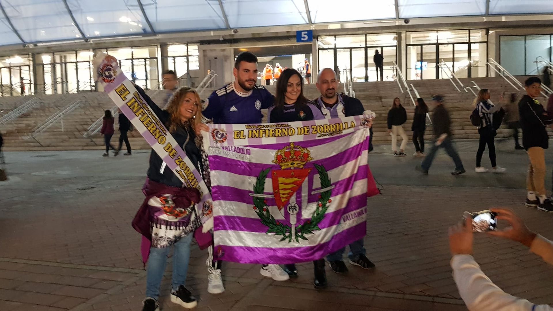 la_aficion_del_pucela_en_los_alrededores_del_reale_arena.jpeg la_aficion_del_pucela_en_los_alrededores_del_reale_arena.jpeg