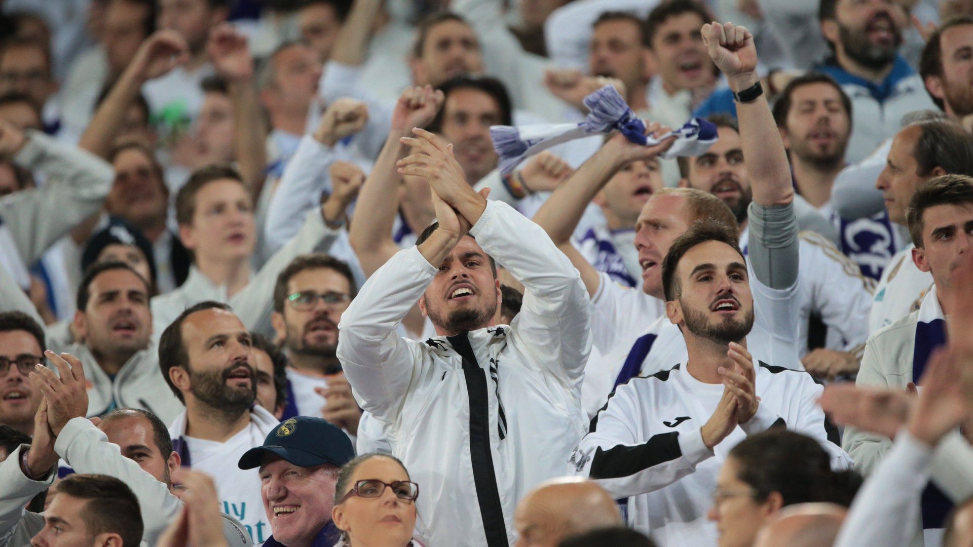 la_aficion_del_real_madrid_en_el_bernabeu_001.jpg la_aficion_del_real_madrid_en_el_bernabeu_001.jpg