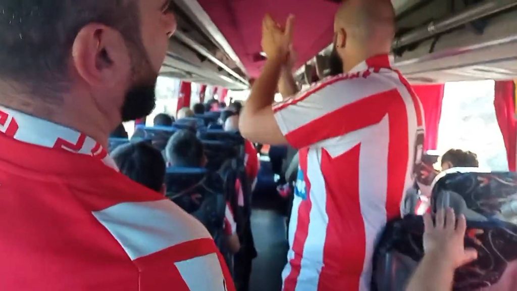 La afición del Sporting canta a Roque Mesa a ritmo de Sebastián Yatra