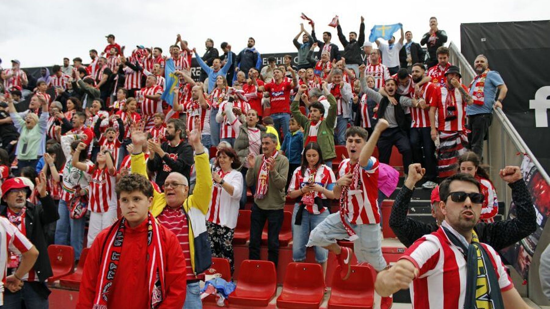 la_aficion_del_sporting_de_gijon_en_elda_foto_laliga_001.jpeg