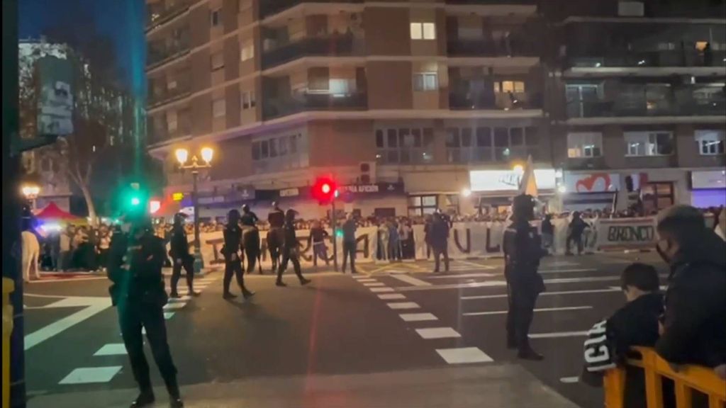 La afición del Valencia anima antes de los cuartos de final contra el Cádiz