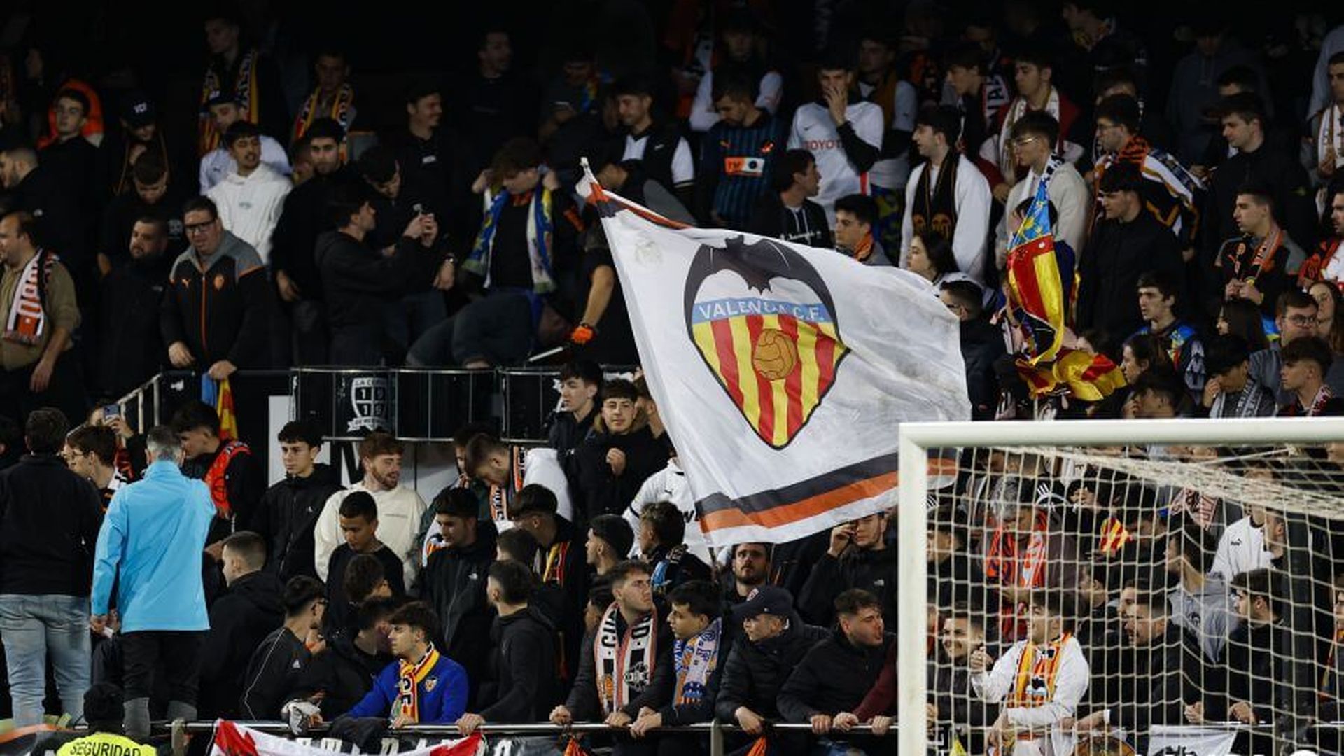 la_aficion_del_valencia_cf_ante_el_sevilla_fc_foto_laliga.jpeg la_aficion_del_valencia_cf_ante_el_sevilla_fc_foto_laliga.jpeg