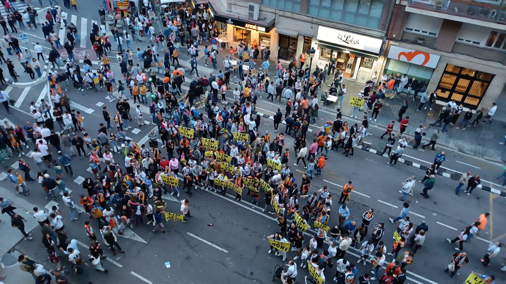 La afición protesta contra Peter Lim tras el Valencia-Espanyol
