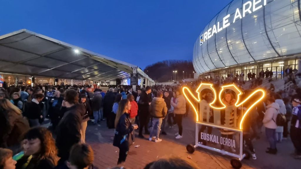 Ambiente previo al derbi entre la Real y el Athletic